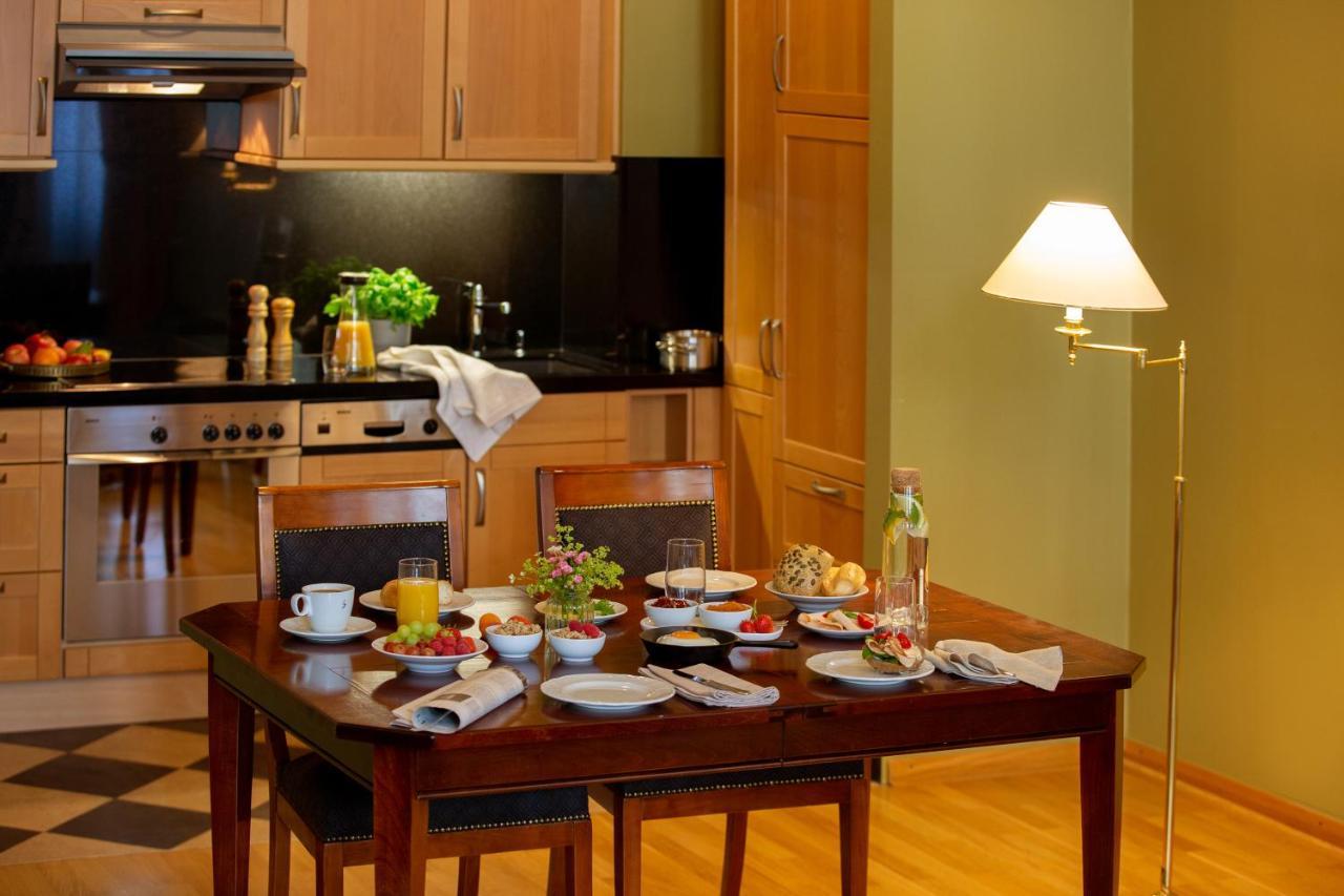 Family Room,1542375901:JPEG