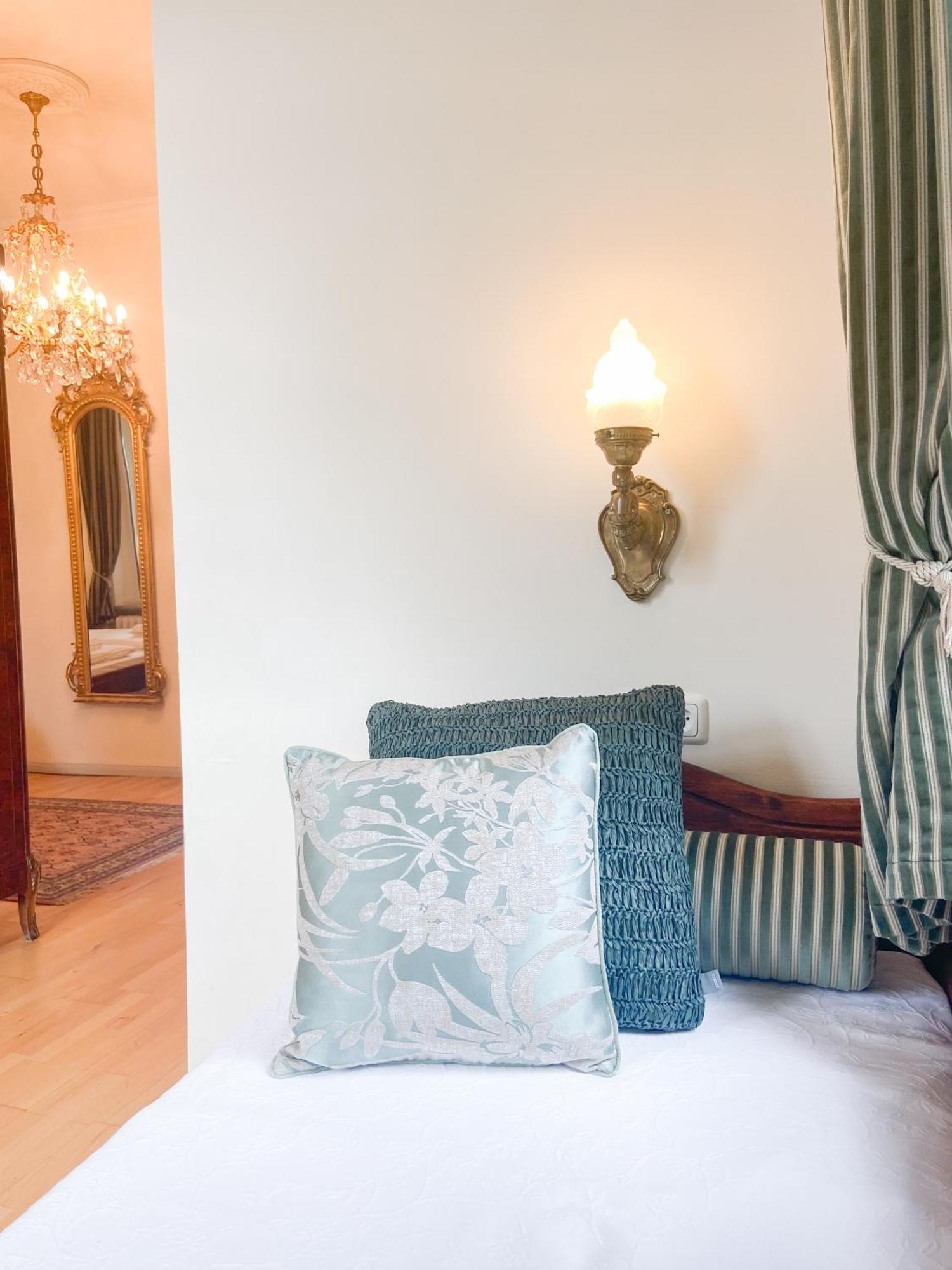 Deluxe Studio,1758278608:JPEG